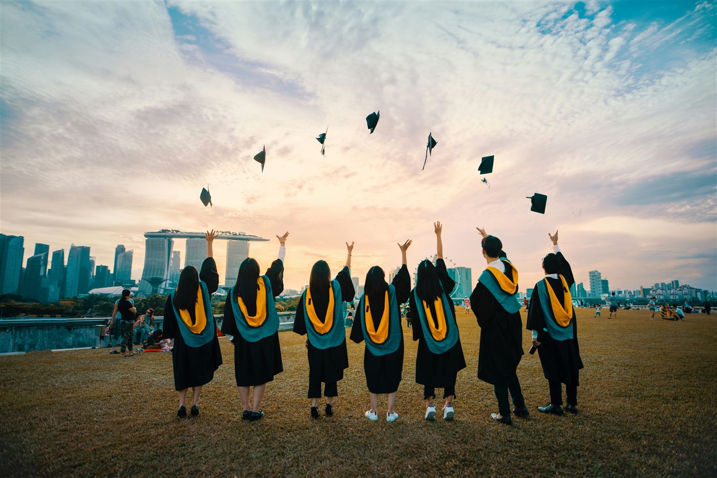 Alumnos celebrando su graduación